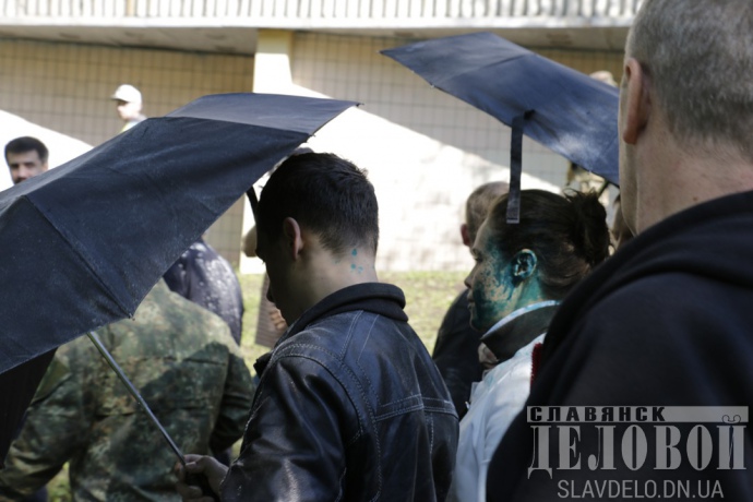 Королевскую в Славянске облили зеленкой